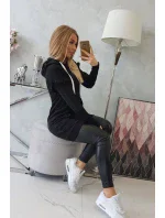 Šaty s ozdobnými volánikmi a kapucňou čiernej farby