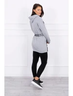 Šaty zdobené stuhou s nápisom šedá