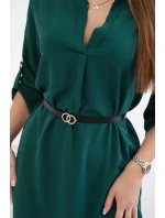 Šaty s dlhším zadným dielom a pásom tmavozelenej farby