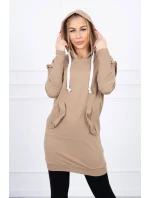 Šaty s ozdobnými volánikmi a kapucňou camel