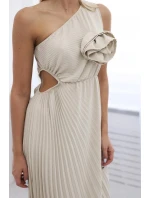 Plisované šaty s kvetom svetlo béžovej farby