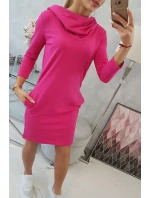 Šaty s kapucňou a vreckami fuchsiovej farby