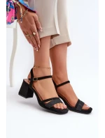 Dámske sandále na vysokom podpätku s lesklým remienkom čierne Tessata