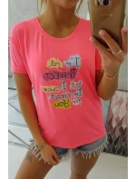 Dokonalá ružová blúzka s neónovou potlačou