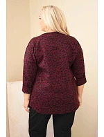 Dámska blúzka vo veľkosti Plus Size s leopardím vzorom a predĺženým zadným dielom v bordovo-červenej farbe Dámska blúzka vo veľkosti Plus Size s leopardím vzorom a predĺženým zadným dielom v bordovo-červenej farbe