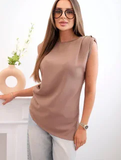 Elegantná dámska blúzka s volánikmi a asymetrickým strihom camel