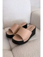 Dámské nazouváky na platformě se zlatými cvoky Béžové Arionne