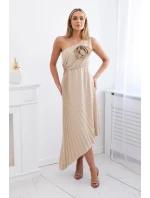 Plisované šaty s kvetom tmavo béžovej farby