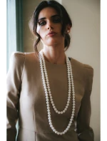 S412 Šaty v tvare ceruzky s ozdobnými ramenami - béžové