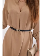 Šaty s dlhším chrbtom a pásom béžovej farby