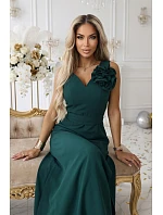 669-1 Romantické maxi šaty s kvetom na ramene a rozparkom - fľaškovo zelené