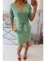 Šaty s krídlami na ramenách tmavo mätovej farby