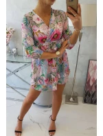 Kvetinové šaty s viazaním v páse vo fialovej farbe