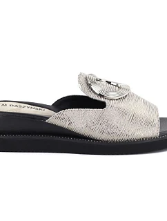 Dámske žabky na nízkom podpätku v striebornej farbe M.Daszynski MR2267-7