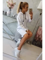 Šaty s kapucňou a bočným rázporkom bielej