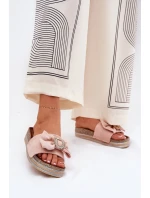 Klapki Damskie Na Platformie Z Kokardką I Ozdobną Broszką Różowe Lenela