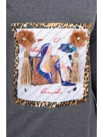 Šaty s 3D grafikou a ozdobnými volánmi grafitovej farby