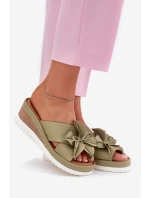 Skórzane Klapki Damskie Na Koturnie Z Ozdobnym Kwiatem Artiker 52C0503 Zielone