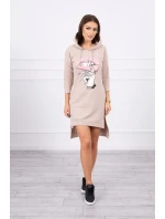 Šaty s dlhším chrbtom a farebnou potlačou béžovej farby