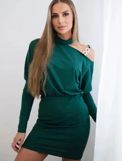 Šaty so zdobením na ramenách tmavo zelené