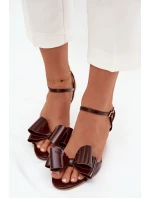 Lakierowane Sandały Na Szpilce Z Kokardą Czekoladowe Noliva