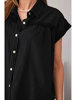 Dámska bavlnená košeľová blúzka s čipkou a krátkymi rukávmi čierna Dámska bavlnená košeľová blúzka s čipkou a krátkymi rukávmi čierna
