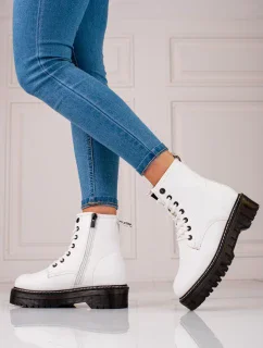 Vynikajúce dámske biele členkové topánky na plochom podpätku
