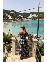 Dlhé dámske čierne šaty s farebnými kvetmi a španielskym výstrihom model 7118058 Dlhé dámske čierne šaty s farebnými kvetmi a španielskym výstrihom model 7118058