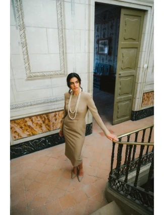 S412 Šaty v tvare ceruzky s ozdobnými ramenami - béžové