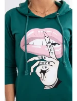 Šaty s dlhším chrbtom a farebnou potlačou tmavo zelenej farby