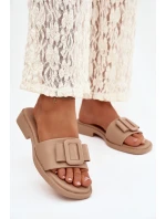 Dámské pantofle na nízkém podpatku s přezkou béžové Melivra