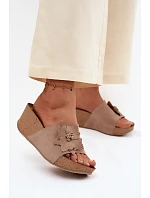 Kožené semišové dámské pantofle na platformě s ozdobným květinovým vzorem Zazoo 40312 Cappuccino