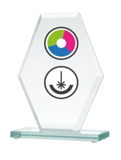 Sklenená trofej s farebnou potlačou LuxorJet, gravírovaním a atramentovou výplňou