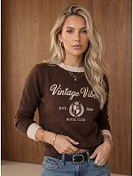 Dámsky sveter s potlačou Vintage Vibes v čokoládovej farbe FashionStreet MY2633 Dámsky sveter s potlačou Vintage Vibes v čokoládovej farbe FashionStreet MY2633