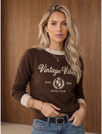 Dámsky sveter s potlačou Vintage Vibes v čokoládovej farbe FashionStreet MY2633 Dámsky sveter s potlačou Vintage Vibes v čokoládovej farbe FashionStreet MY2633