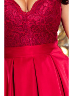 Dámska šaty v bordovej farbe s dekoltom a čipkou model 7495401