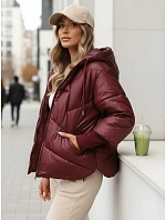 Krátka dámska prešívaná bunda s kapucňou v bordovej farbe FashionStreet TY5763