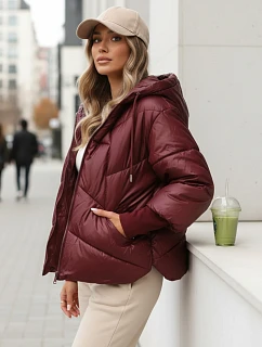 Krátka dámska prešívaná bunda s kapucňou v bordovej farbe FashionStreet TY5763