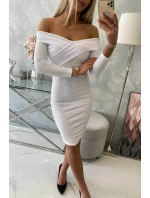 Priliehavé šaty s výstrihom do V v bielej farbe