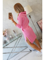 Šaty s dlhším chrbtom a farebnou potlačou svetlo ružovej farby