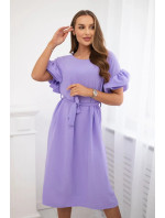Šaty so zaväzovaním v páse s ozdobnými rukávmi vo fialovej farbe