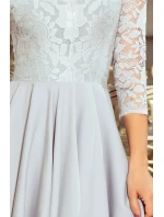 Šedé dámske šaty s čipkovaným výstrihom a dlhším zadným dielom model 7194612 Šedé dámske šaty s čipkovaným výstrihom a dlhším zadným dielom model 7194612