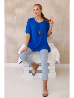 Blúzka nadrozmernej veľkosti s príveskom v chrpovo modrej farbe Blúzka nadrozmernej veľkosti s príveskom v chrpovo modrej farbe