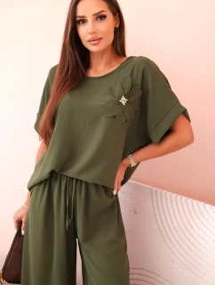 Dámsky viskózový komplet s ozdobným kvetom a širokými nohavicami - khaki