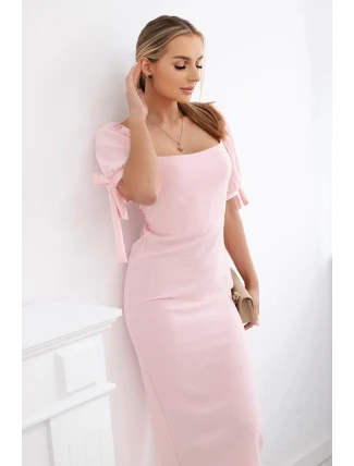 Šaty so zaväzovacími rukávmi vzadu svetlo ružovej farby Šaty so zaväzovacími rukávmi vzadu svetlo ružovej farby