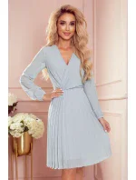 ISABELLE - Šedé dámske plisované šaty s dekoltom a dlhými rukávmi 313-11 ISABELLE - Šedé dámske plisované šaty s dekoltom a dlhými rukávmi 313-11