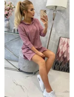 Šaty s kapucňou a dlhším chrbtom tmavo ružové