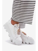 Skórzane Sneakersy Z Ozdobną Broszką Ananas CheBello 4651 Białe