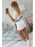 Šaty s ozdobným pásikom biele