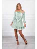 Šaty s odhalenými ramenami a čipkou svetlo zelenej farby